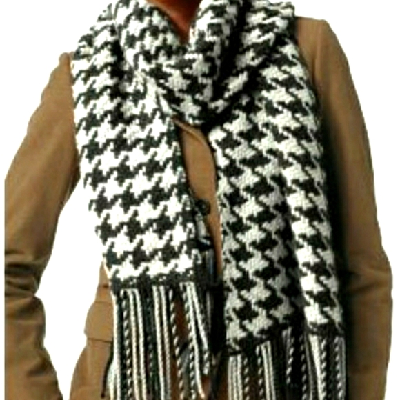 Banana Republic Accessories - Banana Republic lambs wool blend houndstooth scarf